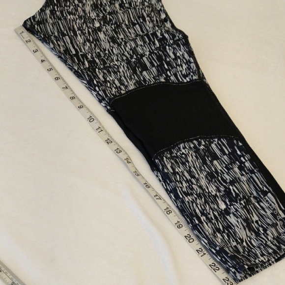 Nike Black and White Patterned Leggings - Picture 7 of 8